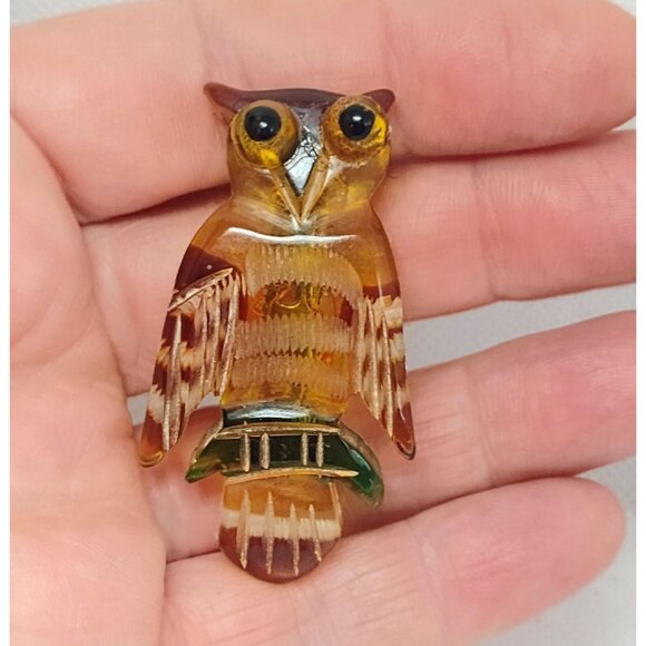 Rare Find Vintage 1950s Lucite Owl Brooch Hand Carved Yellow Brown Green 2 1/8" - Picture 2 of 5